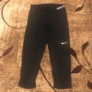 Nike Pro Mid Rise Training Capris